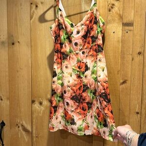 Perfect little BB Dakota floral dress, slightly open back, SZ 6, stunning on